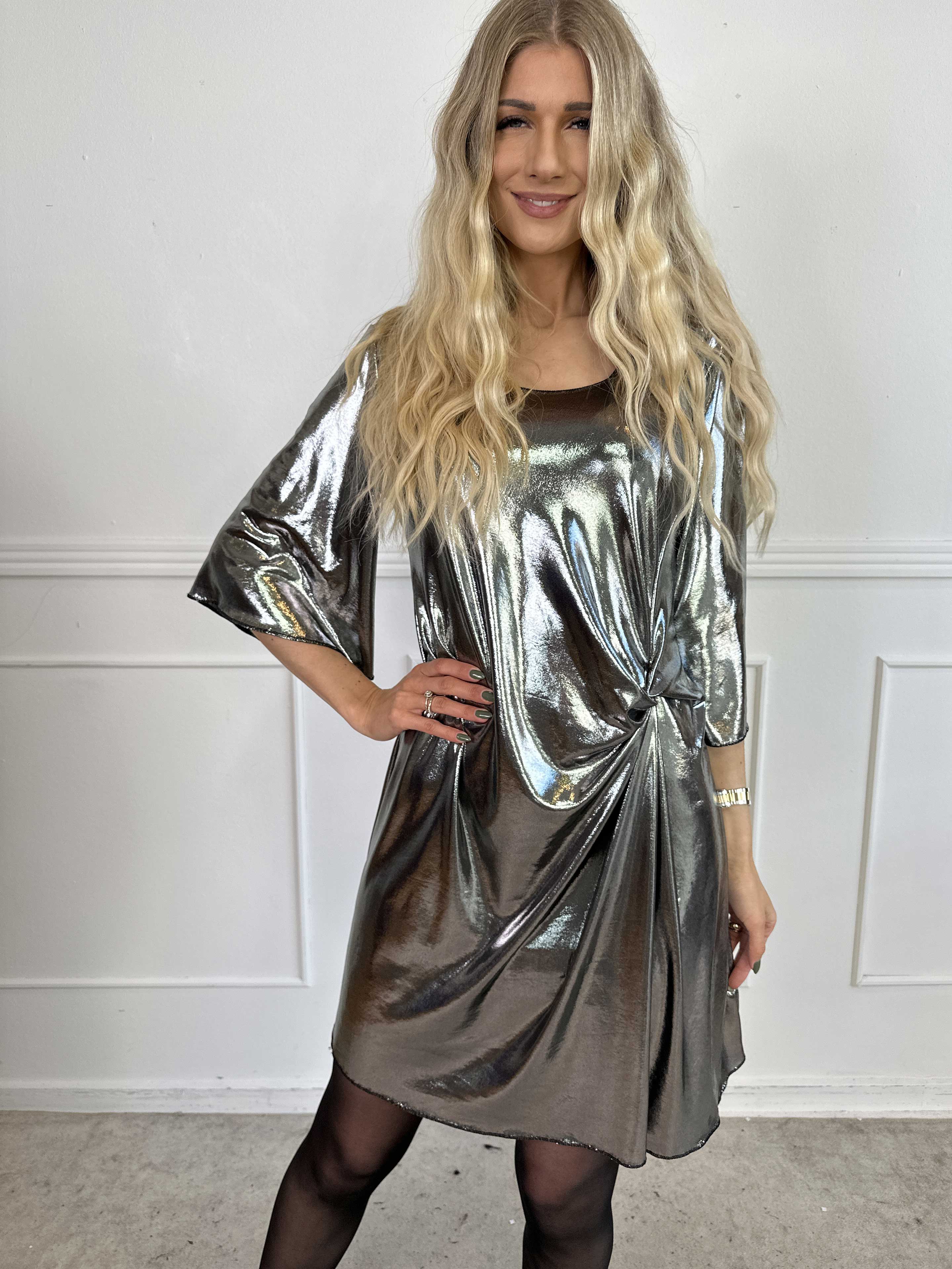 Roxy - Kjole i shiny materiale med elegant knudedetalje